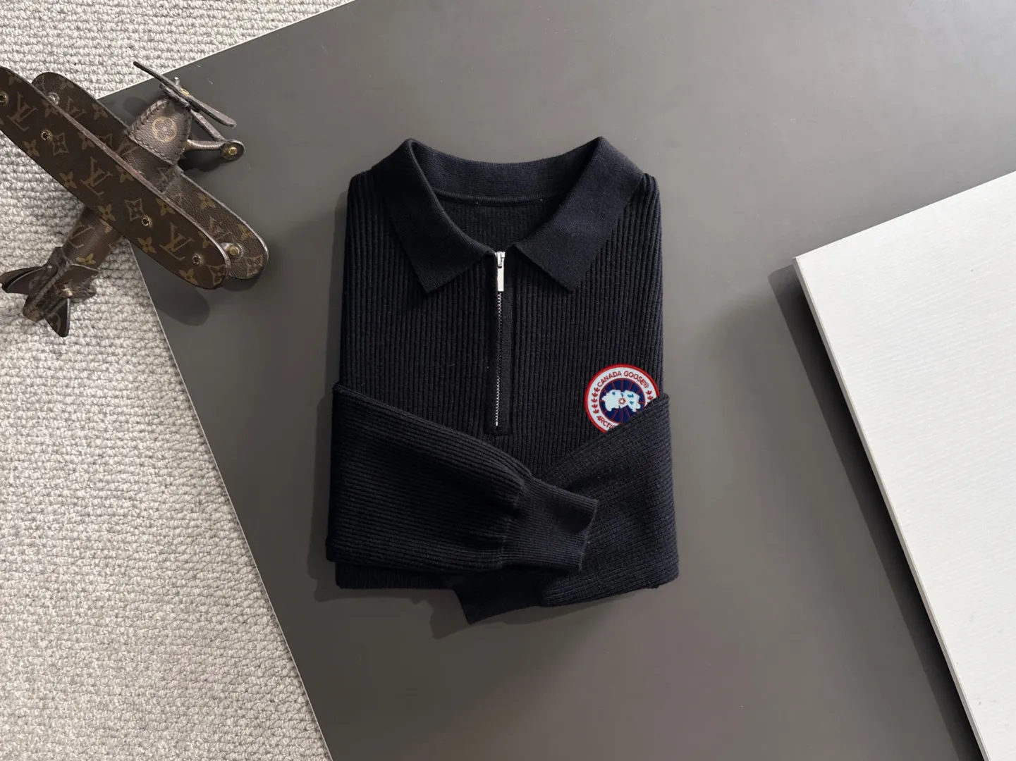 Next day shipping P360 Big Goose 2025 official website latest round neck sweater for autumn and winter, popular models are on sale at the same time at the counter! Specially made of wool blended fabric. It feels comfortable and can be directly in contact with the skin. The logo badge is exquisitely embroidered, which is extremely eye-catching! The details highlight the fashionable charm of big brands. Exquisite workmanship. Three-dimensional cutting style. The wearing effect is invincible and handsome! All three standards are complete! Size: M-3XL